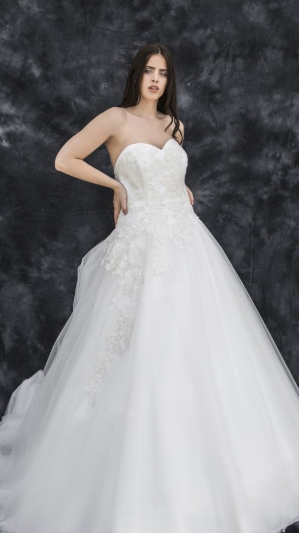 Abito ampio in tulle e pizzo ricamato - LX 064